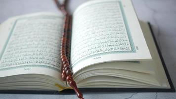 Koran- und Tesbih-Markierungsseite auf dem Tisch video