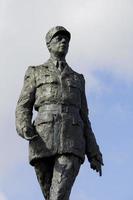 escultura del presidente francés charles de gaulle en parís foto