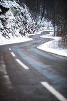 camino de montaña en la nieve del invierno foto