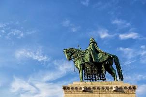 estatua de stephen i de hungría en el bastión de los pescadores, budapest foto