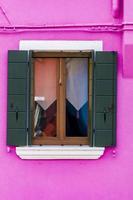 ventana tradicional en la colorida fachada del edificio en la isla de burano, italia
