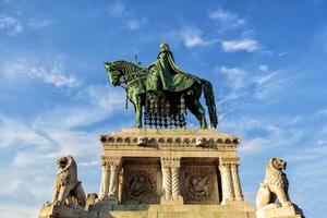 estatua de esteban i de hungría en el bastión de los pescadores, budapest foto