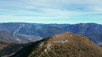 bela vista aérea das montanhas e colinas de monte stivo em lessinia itália