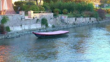 eine Gruppe von Freunden, die sich entspannen und ein Boot auf einer Wasserstraße rudern video