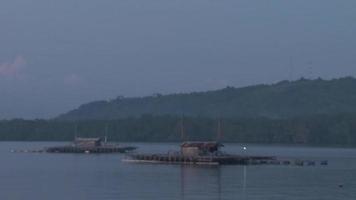 schip leunend in haven. video