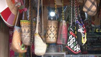 artesanías de la tribu kalimantan dayak video