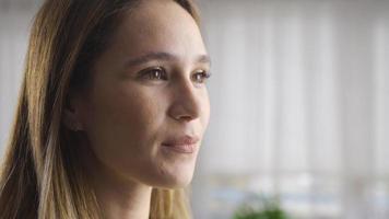 un' donna guardare a il telecamera. giovane donna guardare a telecamera e sorridente. video