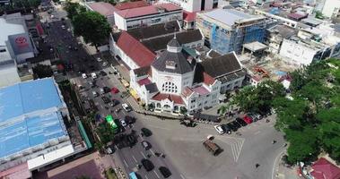 visão de drone dos correios de Medan. o correio medan foi estabelecido durante a liderança do residente j. votação. começou em 1909 e terminou e usado em 1911 video