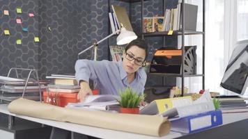 femme d'affaires fatiguée tapant du texte sur ordinateur, regardant des papiers et un écran, travaillant sur internet au bureau. femme d'affaires travaillant longtemps au bureau se fatigue video