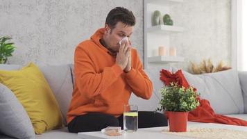 il malato uomo è starnutire. malato uomo con influenza. malato uomo tosse. uomo con polmonite, influenza. video