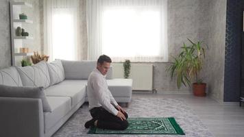 muçulmano. para rezar. homem muçulmano rezando em casa. video