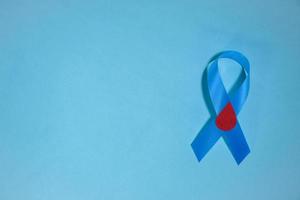 conciencia de la cinta azul día mundial de la diabetes, 14 de noviembre. aislado en un fondo azul. copie el espacio vista superior foto
