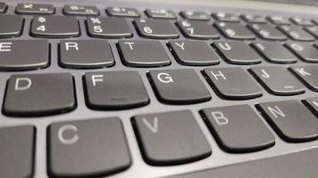primer plano del teclado del portátil oscuro foto