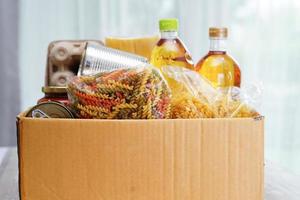 alimentos en caja de donación para voluntarios para ayudar a las personas. foto