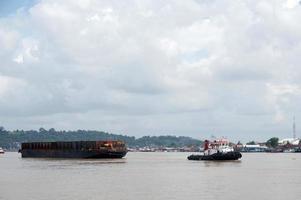 samarinda, kalimantan oriental, indonesia, 2020 - barcazas de transporte de carbón perfectamente alineadas en el río mahakam con foto de enfoque selectivo