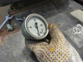 medidor de presión de aceite a mano con enfoque selectivo foto