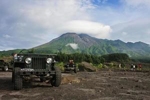 yogyakarta, indonesia, 2013 - gira de lava monte merapi una emocionante aventura en un jeep foto