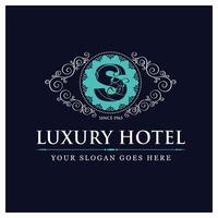 diseño de hotel de lujo con logo y vector de tipografía