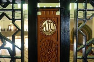 sangatta, este de borneo, indonesia, 2020 - caligrafía de adorno islámico tallada en madera. interior de la mezquita al faruq. foto