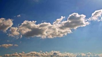 nuages de pluie se déplaçant dans le ciel video