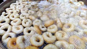 dessert turc traditionnel pâte à beignet lokma cuisson dans l'huile video