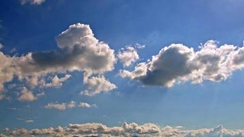 nubes de lluvia moviéndose en el cielo video