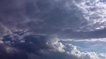 nubes de lluvia moviéndose en el cielo video