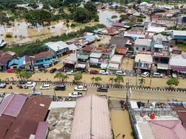 kutai oriental, kalimantan oriental, indonesia, 2022 - vista aérea de la inundación de la situación en . las inundaciones golpean casas y carreteras, interrumpiendo el transporte, inundaciones debido a las altas precipitaciones. foto