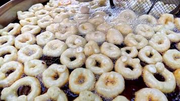 massa de donut lokma de sobremesa tradicional turca cozinhando em óleo video