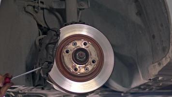 reparación de discos de freno de coche en el taller de reparación video
