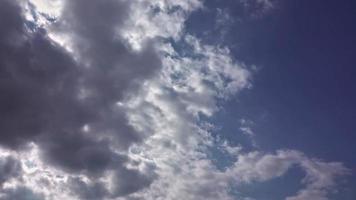 Regenwolken bewegen sich am Himmel video