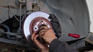 réparer les disques de frein de voiture dans l'atelier de réparation video