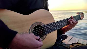 musicien guitariste au bord de la mer