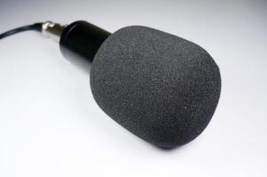 espuma para micrófono dinámico aislado sobre fondo blanco. foto
