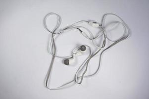 Auriculares, manos libres isloated sobre fondo blanco. foto