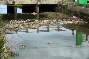 sangatta, kutai oriental, kalimantan oriental, indonesia, 2022 - contaminación de residuos plásticos en el embalse. foto