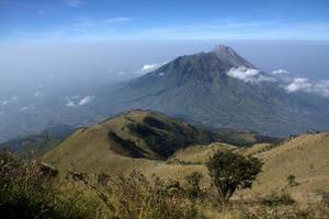 ver la montaña merapi desde el pico de la montaña merbabu. java central, indonesia. foto