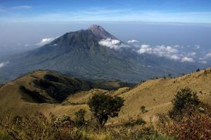 ver la montaña merapi desde el pico de la montaña merbabu. java central, indonesia. foto