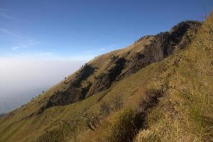 vista desde la ruta de senderismo de la montaña merbabu. java central, indonesia foto