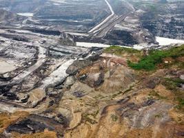 kutai oriental, kalimantan oriental, indonesia, 2022 - vista aérea de la minería del carbón a cielo abierto foto