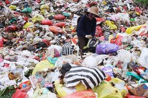 sangatta, kalimantan oriental, indonesia, 2020: un hombre carroñero está clasificando artículos que aún son aptos para su uso o venta foto