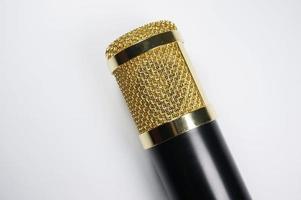 micrófono de condensador de oro aislado sobre fondo blanco. foto