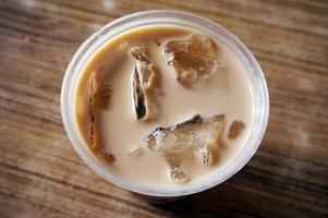 hielo de café capuchino en vaso de plástico. foto
