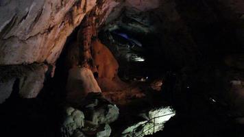 dunkle Höhle aus nächster Nähe video