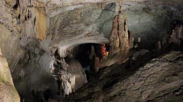 cavernas, aventura subterrânea, turista video