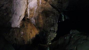 grotte sombre gros plan video