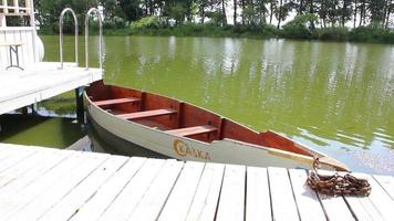 bahía con botes, botes en el río video