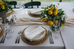 mesa festiva en la fiesta de bodas decorada con arreglos de limón foto