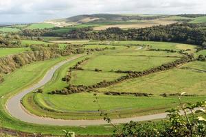 vista del valle del río cuckmere desde el punto de vista alto y alto en sussex foto