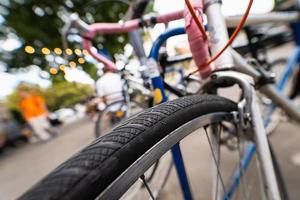 ruedas de bicicleta cerca de la calle foto